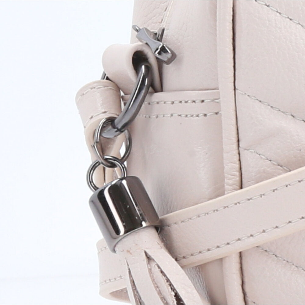Bolsa Crossbody Feminina em Couro Matelassê com Tassel Marfim
