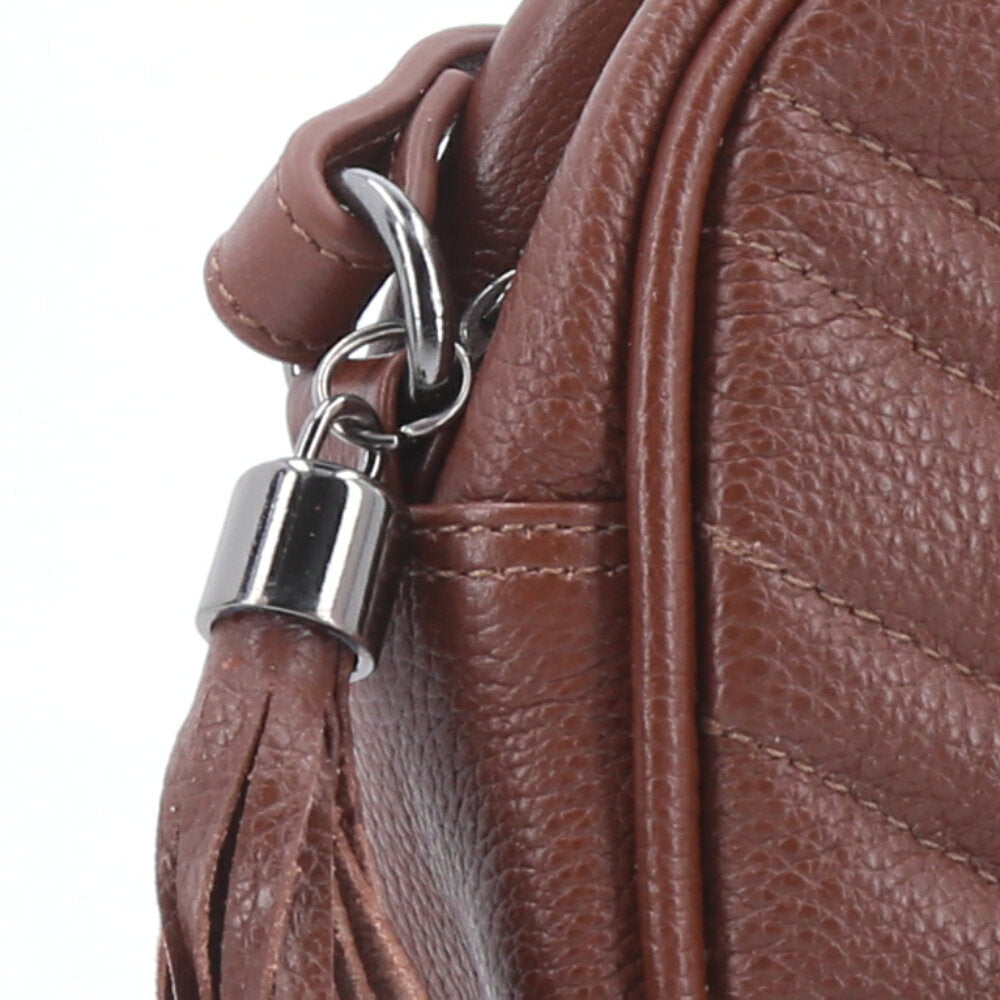 Bolsa Crossbody Feminina em Couro Matelassê com Tassel Marrom
