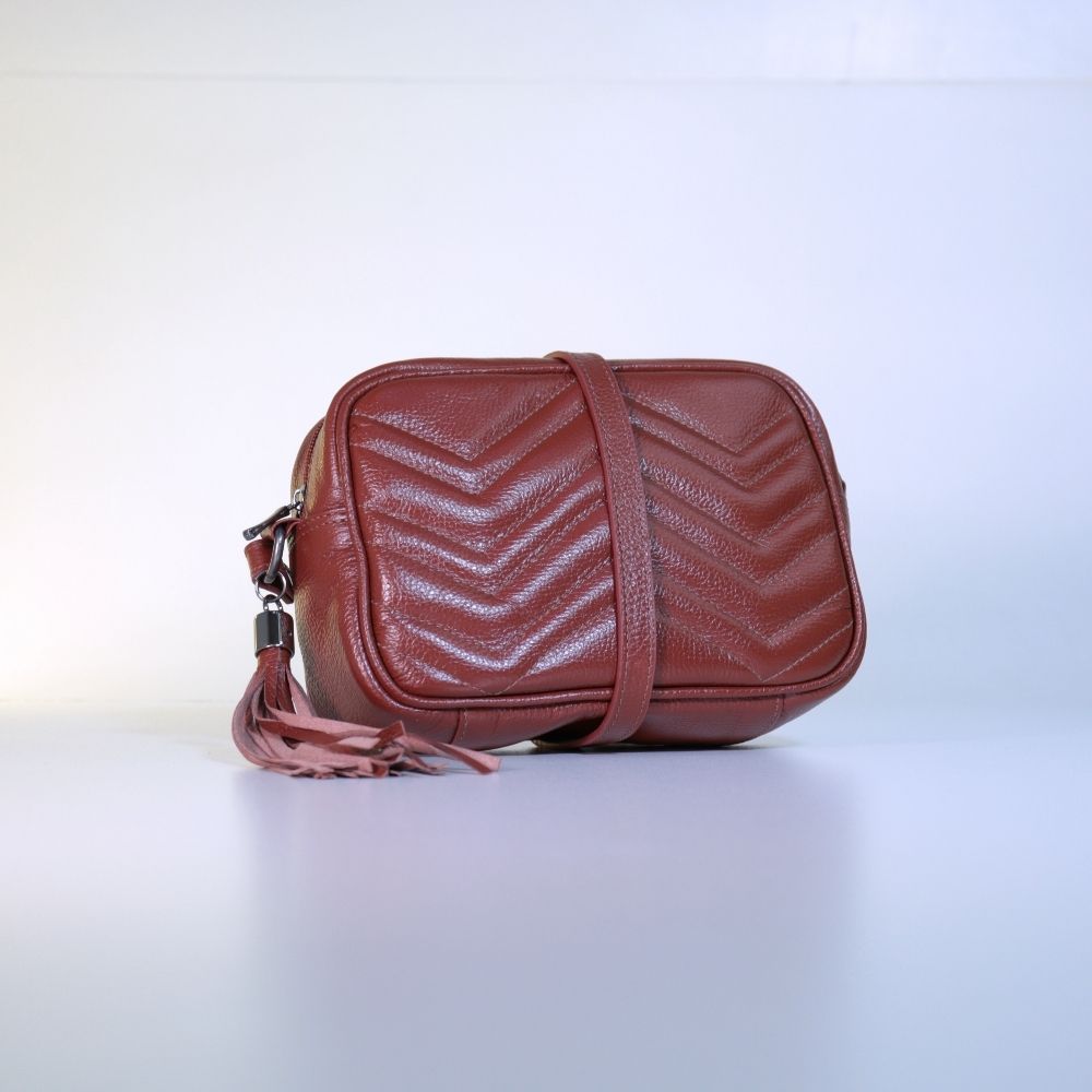 Bolsa Crossbody Feminina em Couro Matelassê com Tassel Marrom claro
