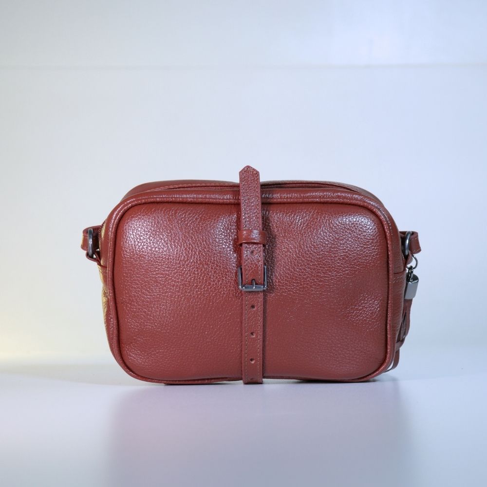 Bolsa Crossbody Feminina em Couro Matelassê com Tassel Marrom claro