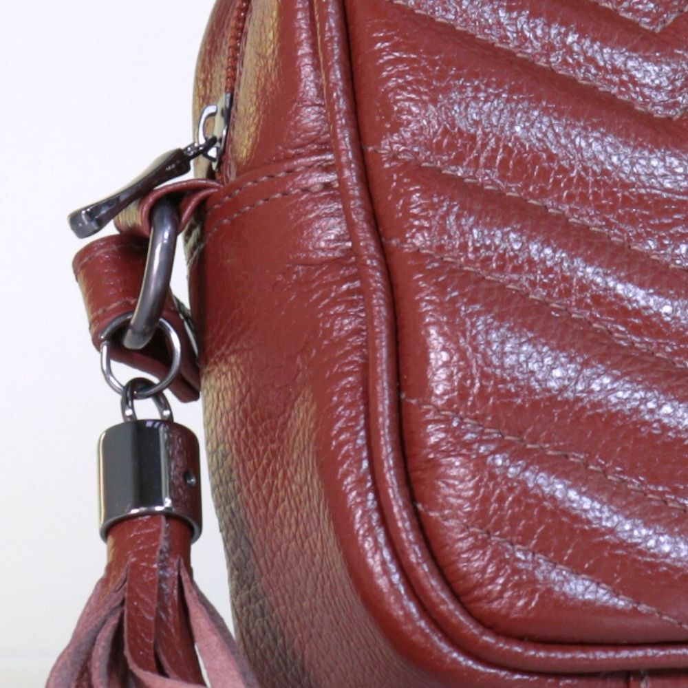 Bolsa Crossbody Feminina em Couro Matelassê com Tassel Marrom claro