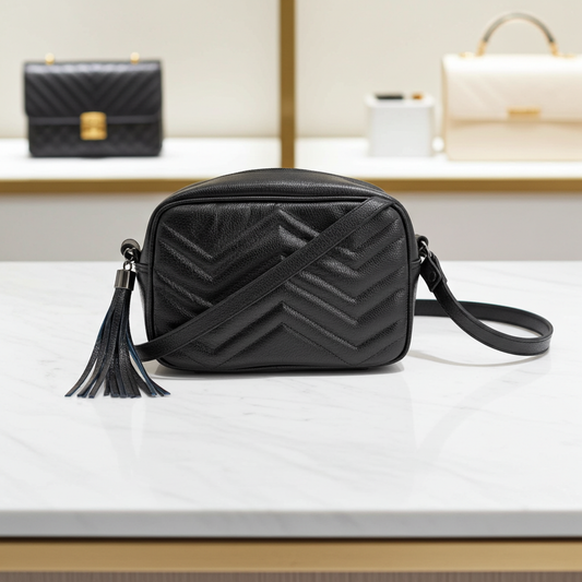 Bolsa Crossbody Feminina em Couro Matelassê com Tassel Preto