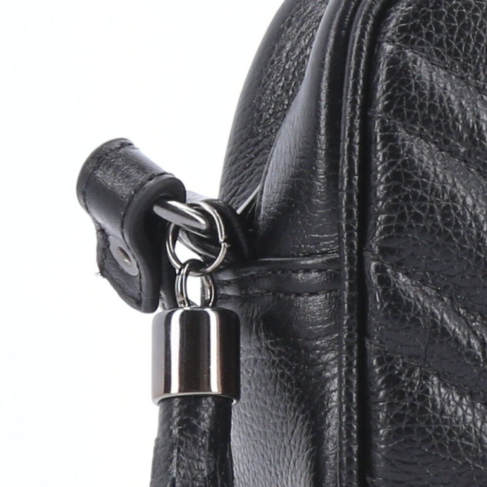 Bolsa Crossbody Feminina em Couro Matelassê com Tassel Preto