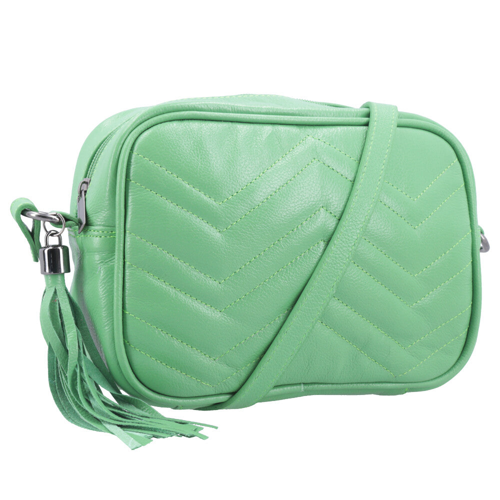 Bolsa Crossbody Feminina em Couro Matelassê com Tassel Verde