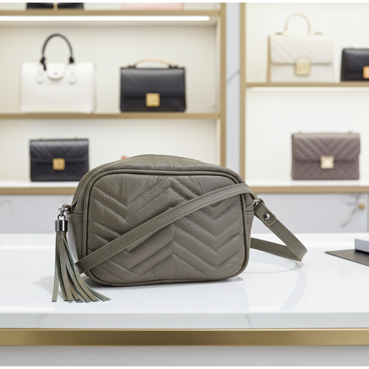 Bolsa Crossbody Feminina em Couro Matelassê com Tassel Verde escuro