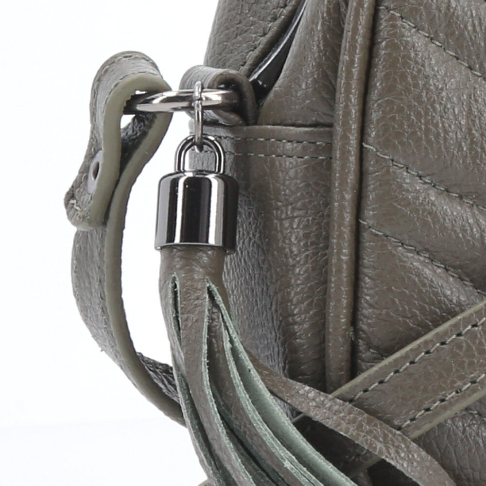 Bolsa Crossbody Feminina em Couro Matelassê com Tassel Verde escuro