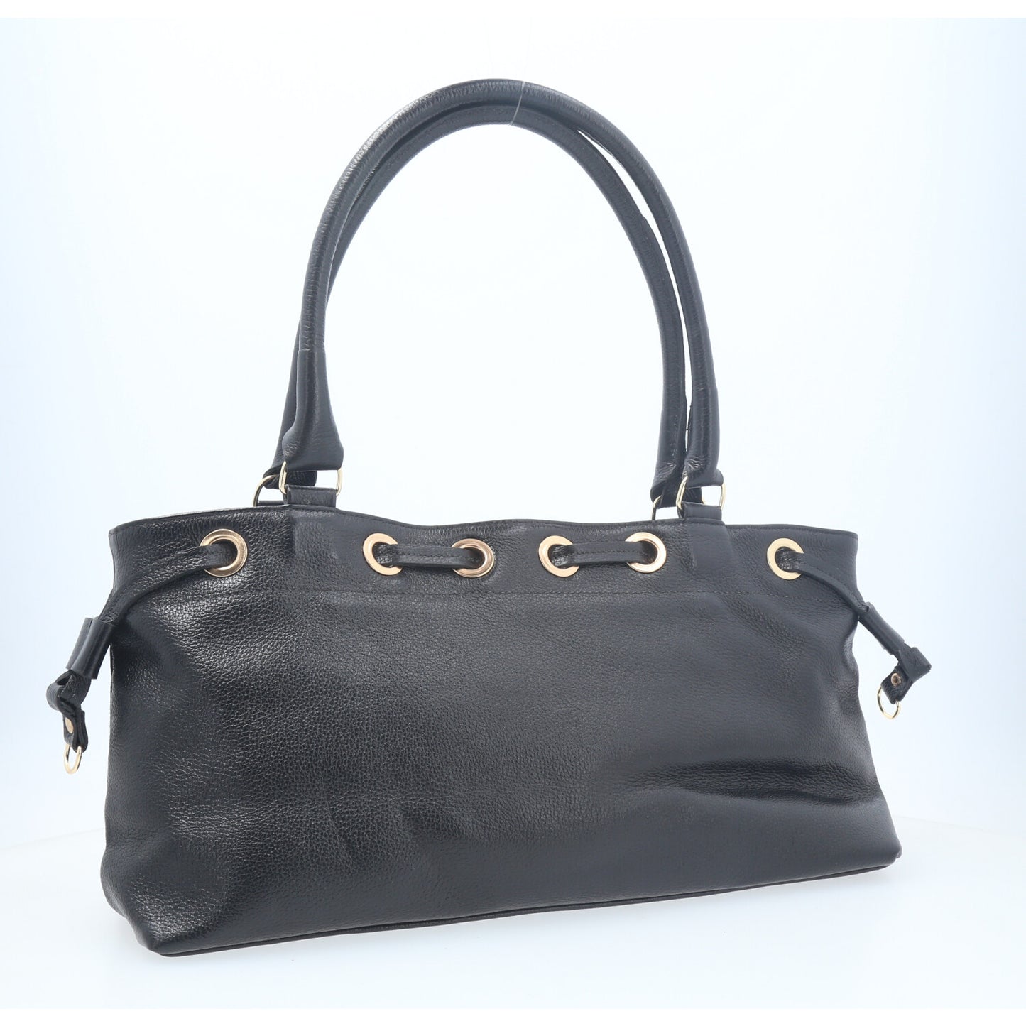 Bolsa de Ombro em Couro com Detalhe em Cordão e Ilhós Preto