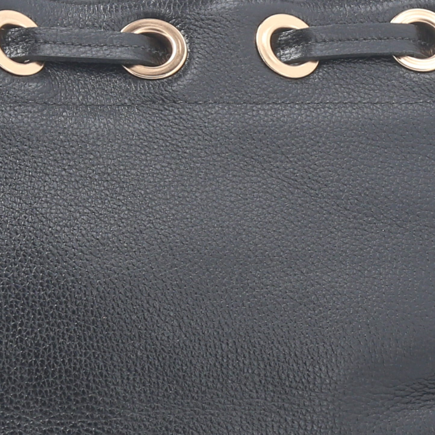 Bolsa de Ombro em Couro com Detalhe em Cordão e Ilhós Preto