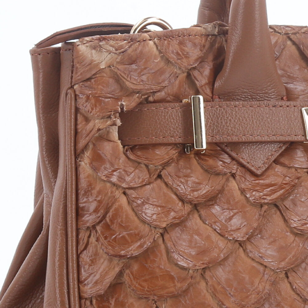 Bolsa de Ombro Pirarucu com Metal Ouro Caramelo
