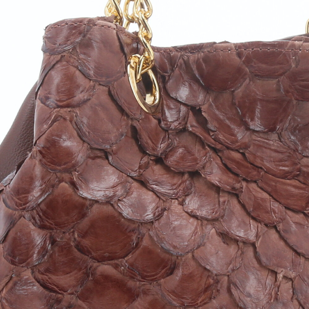 Bolsa de Couro Pirarucu com Alça Metal Dourada Marrom