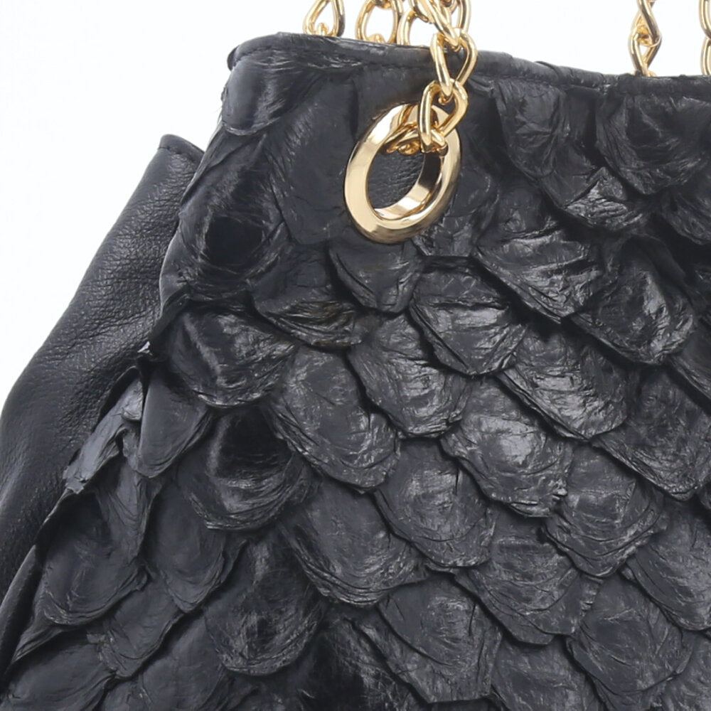 Bolsa de Couro Pirarucu com Alça Metal Dourada Preto