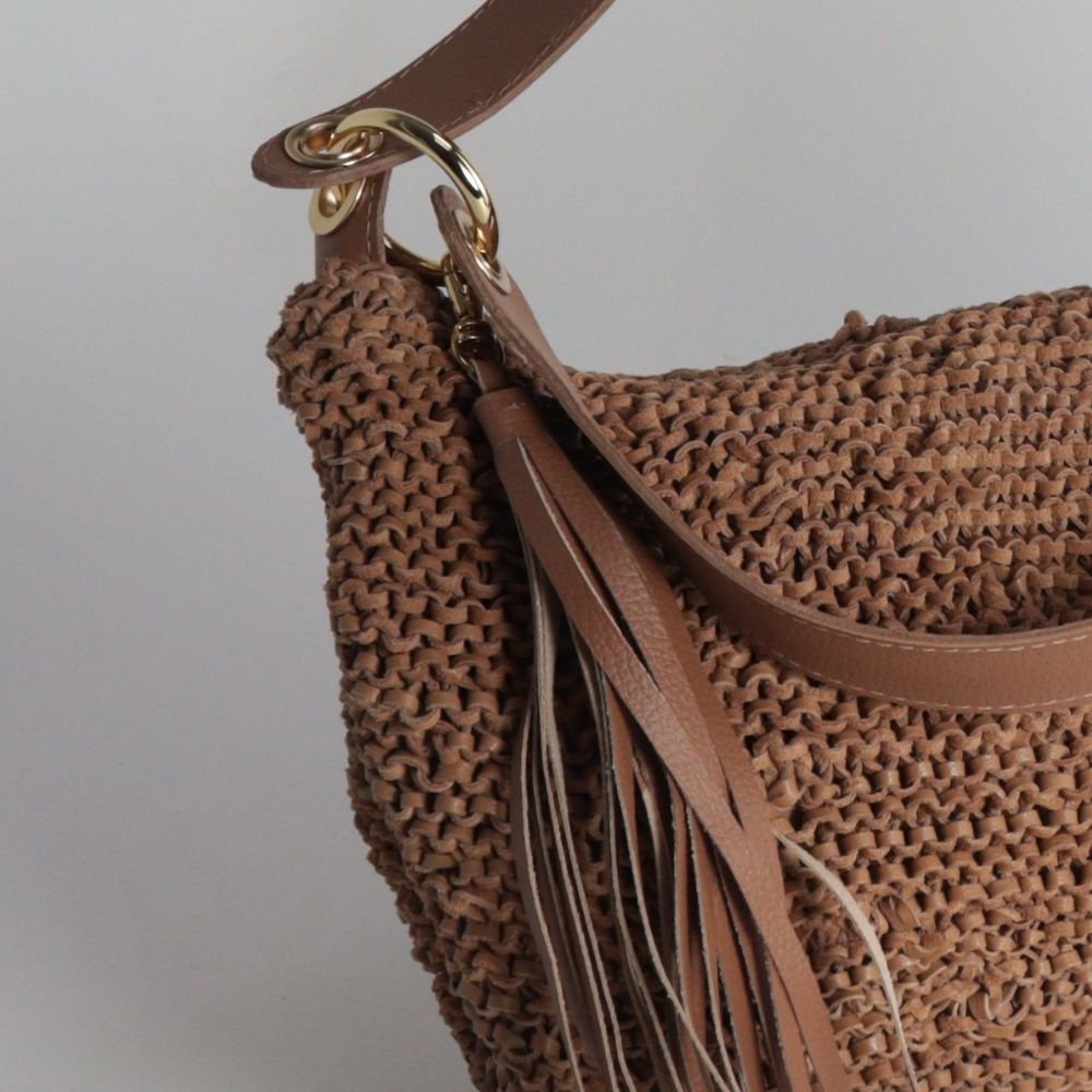 Bolsa Hobo em Tricô de Couro Caramelo