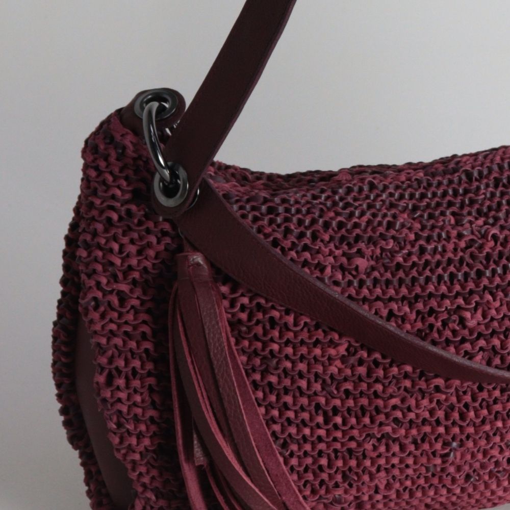 Bolsa Hobo em Tricô de Couro Vinho