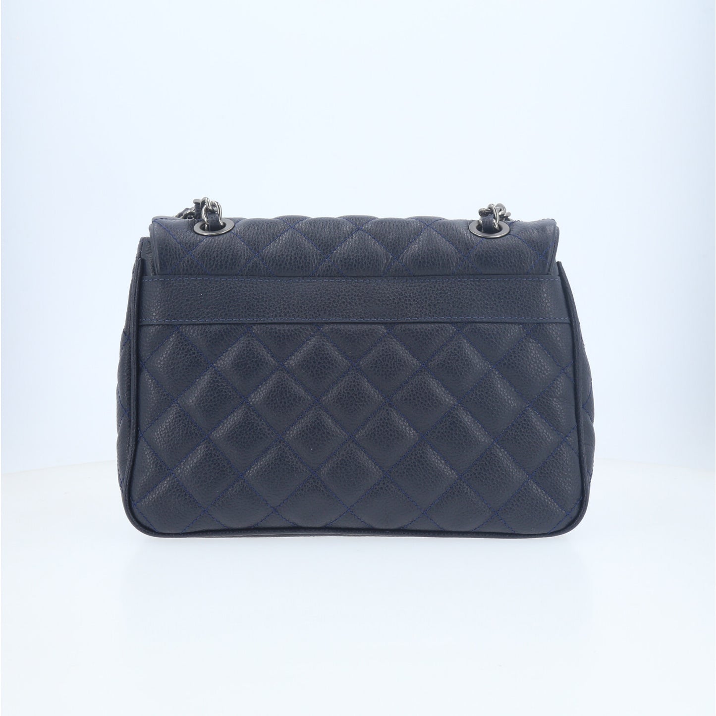 Bolsa de Couro em Design Matelassê com Alça de Corrente Azul escuro