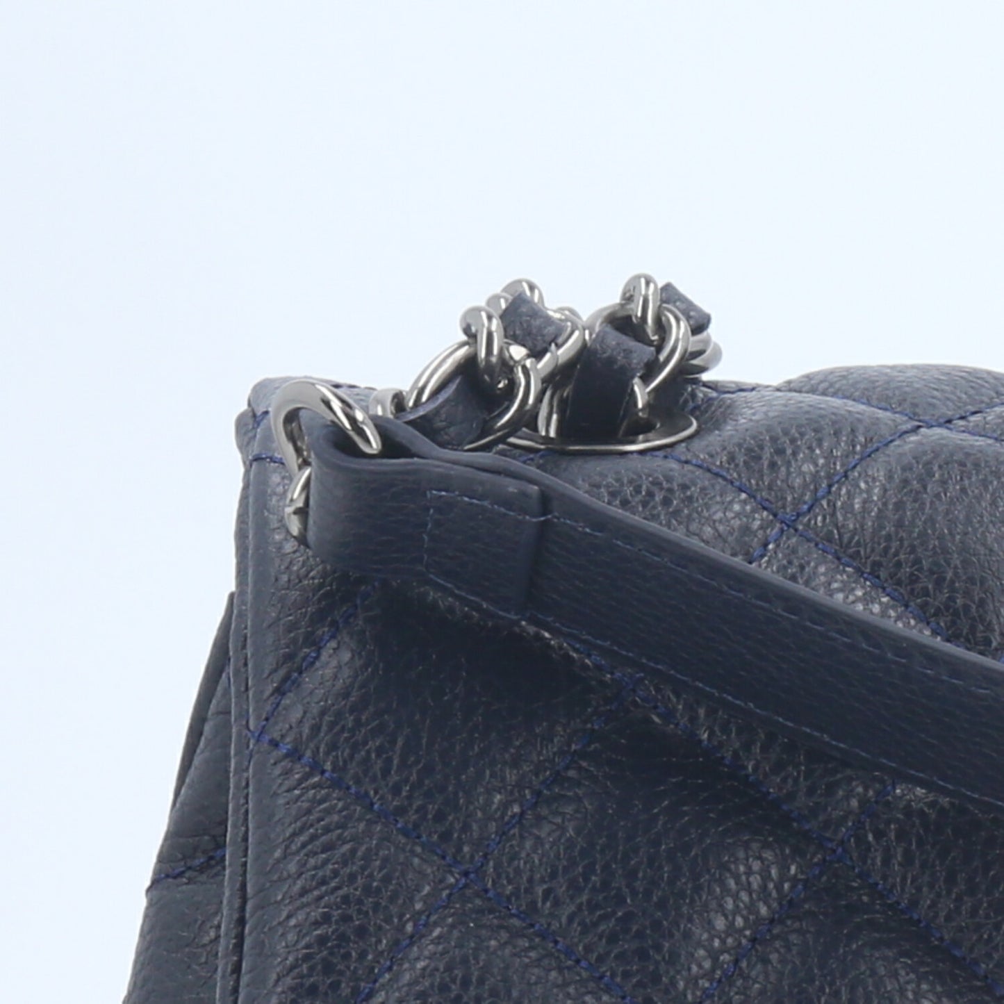 Bolsa de Couro em Design Matelassê com Alça de Corrente Azul escuro