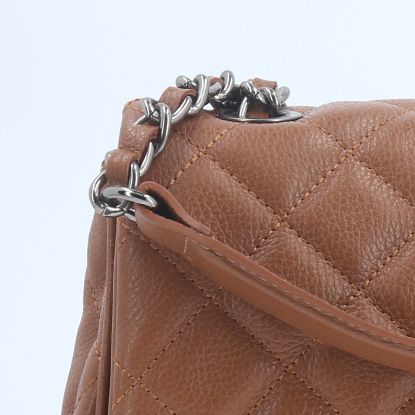 Bolsa de Couro em Design Matelassê com Alça de Corrente Caramelo