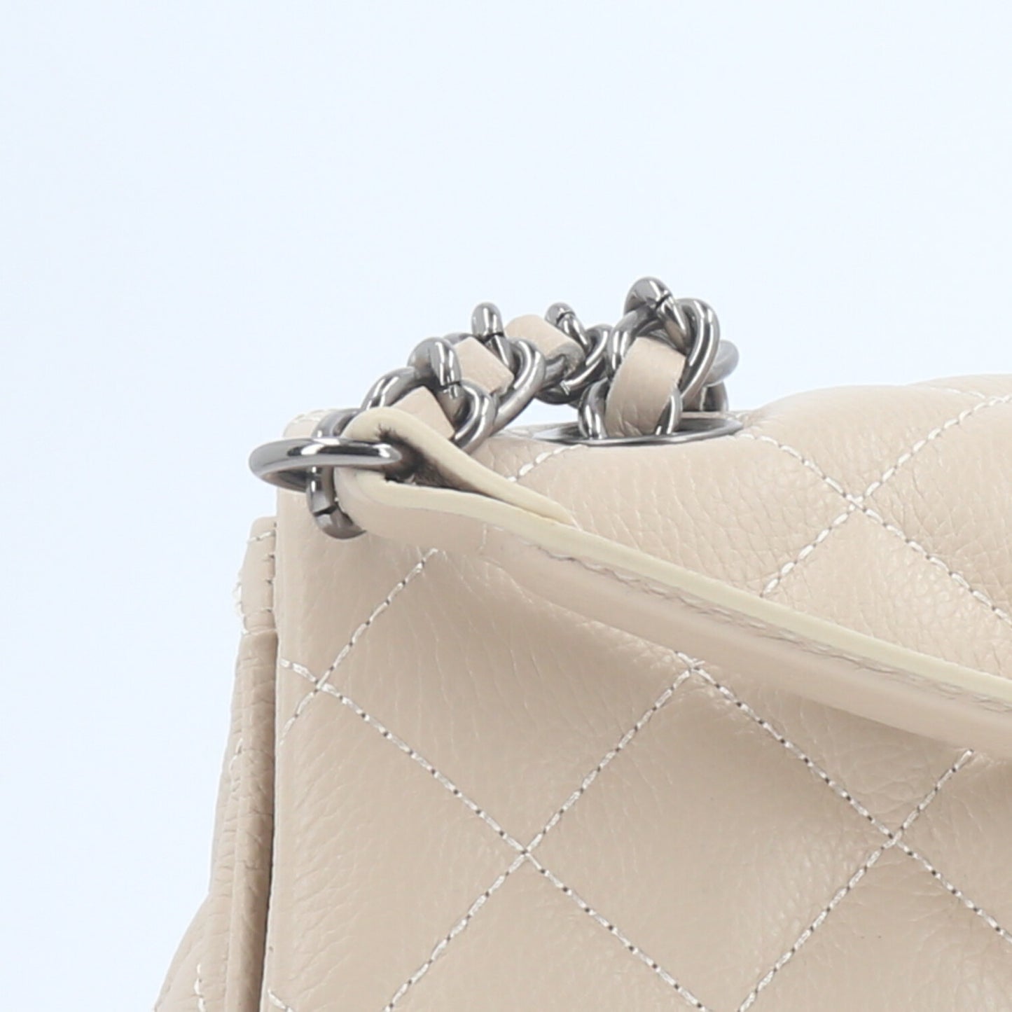 Bolsa de Couro em Design Matelassê com Alça de Corrente Marfim