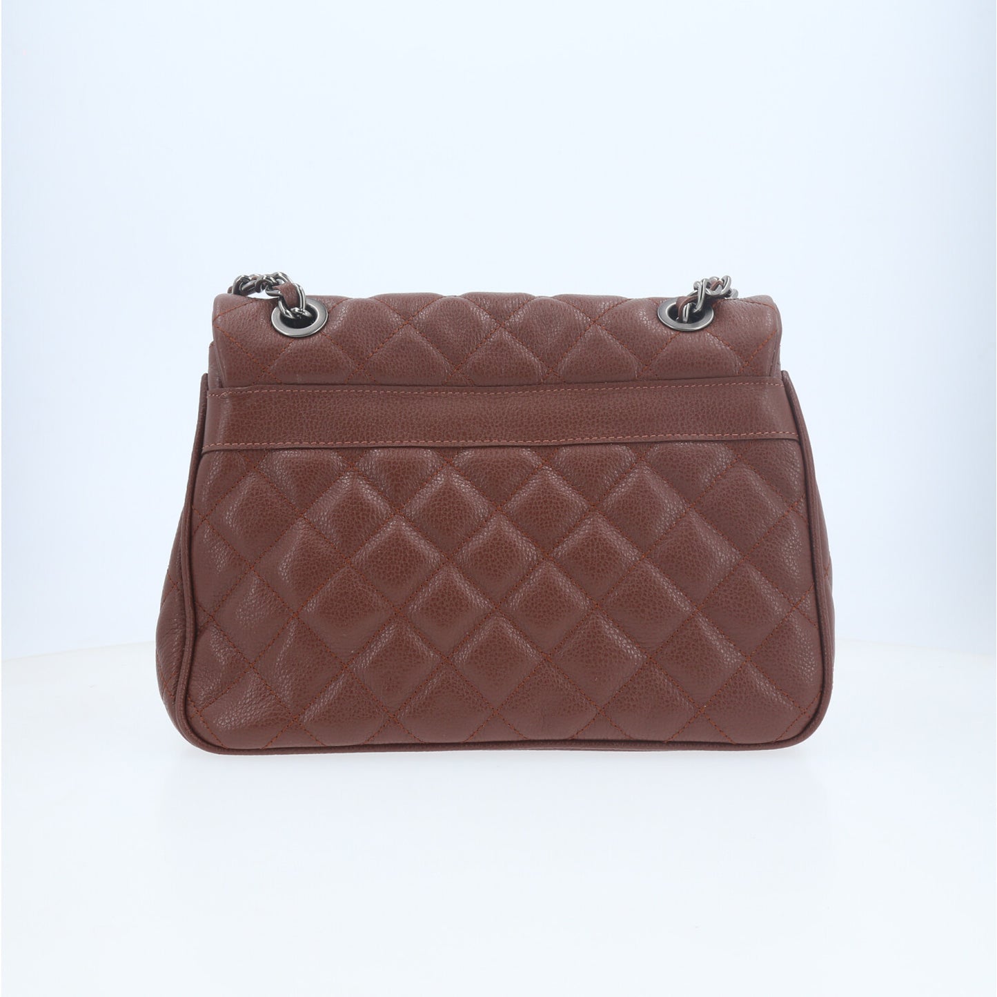 Bolsa de Couro em Design Matelassê com Alça de Corrente Marrom