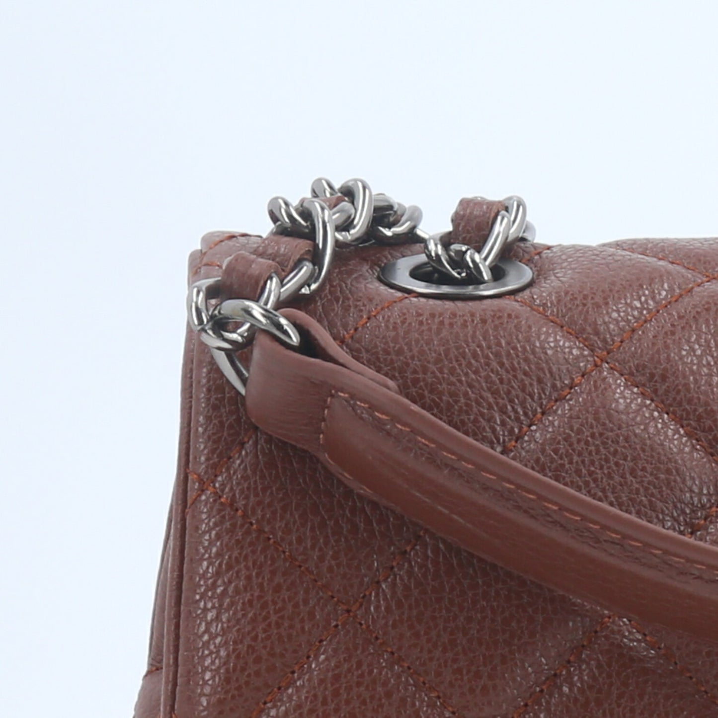 Bolsa de Couro em Design Matelassê com Alça de Corrente Marrom