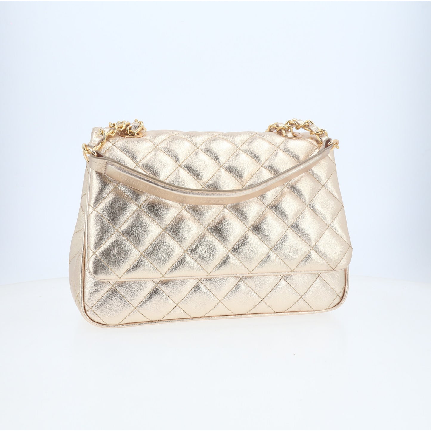 Bolsa de Couro Metalizado com Design Matelassê  Ouro claro