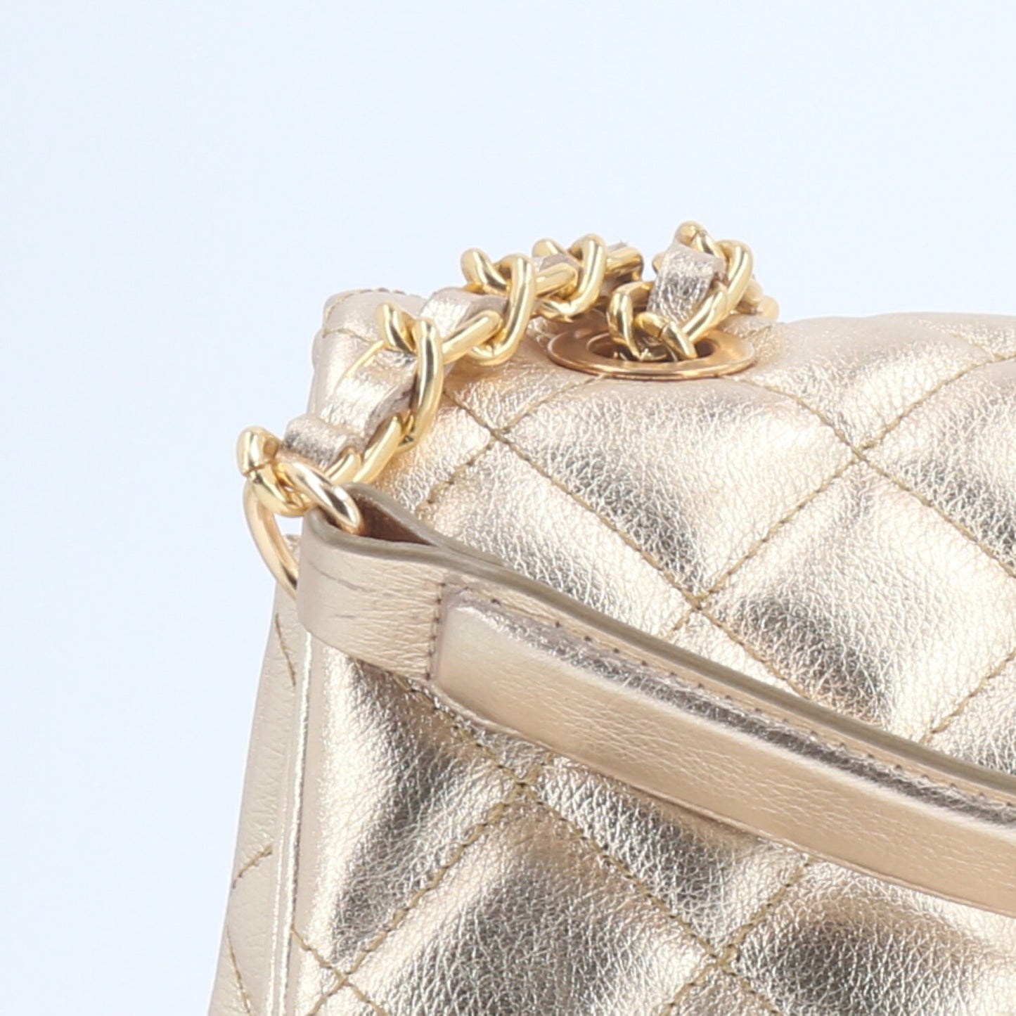 Bolsa de Couro Metalizado com Design Matelassê  Ouro claro