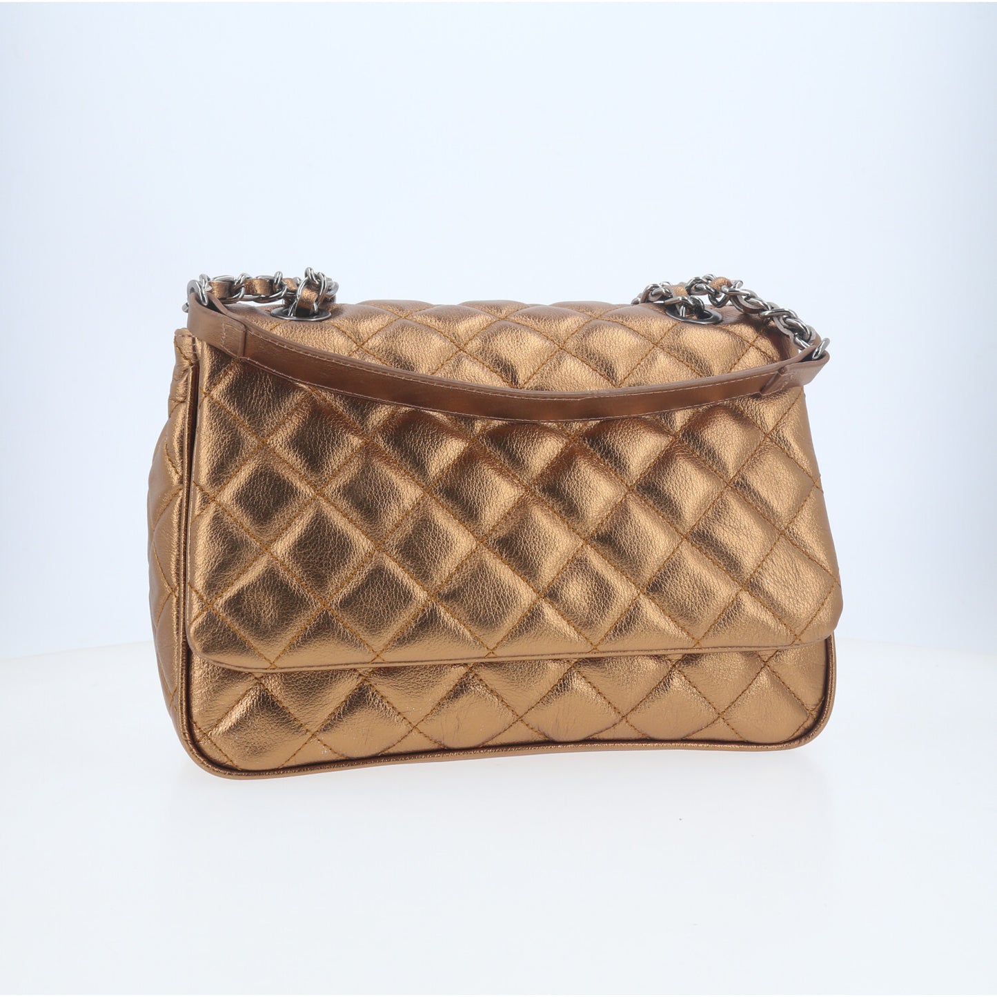 Bolsa de Couro Metalizado com Design Matelassê  Ouro velho
