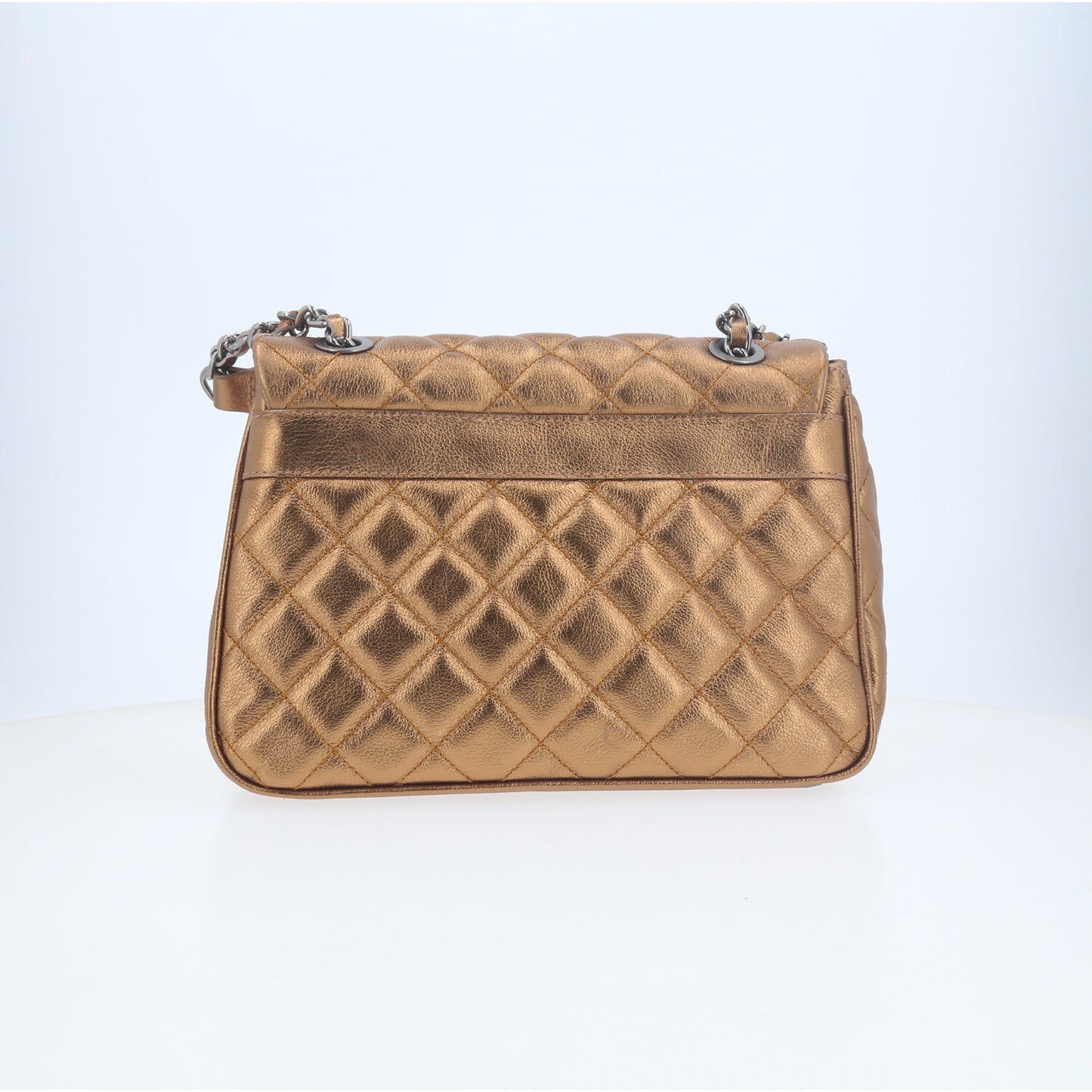 Bolsa de Couro Metalizado com Design Matelassê  Ouro velho