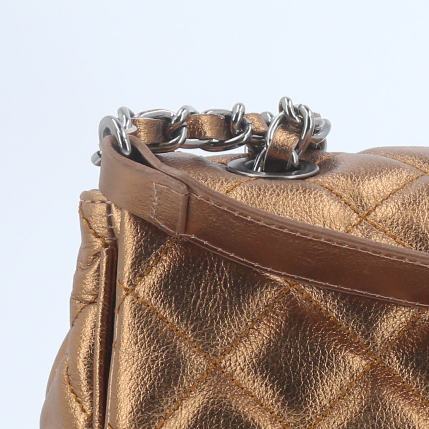 Bolsa de Couro Metalizado com Design Matelassê  Ouro velho