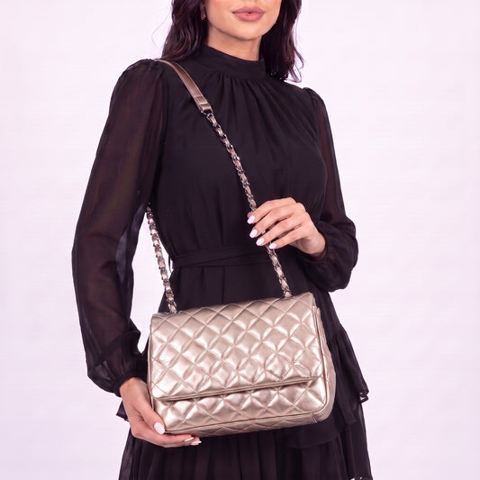Bolsa de Couro Metalizado com Design Matelassê  Prata velha