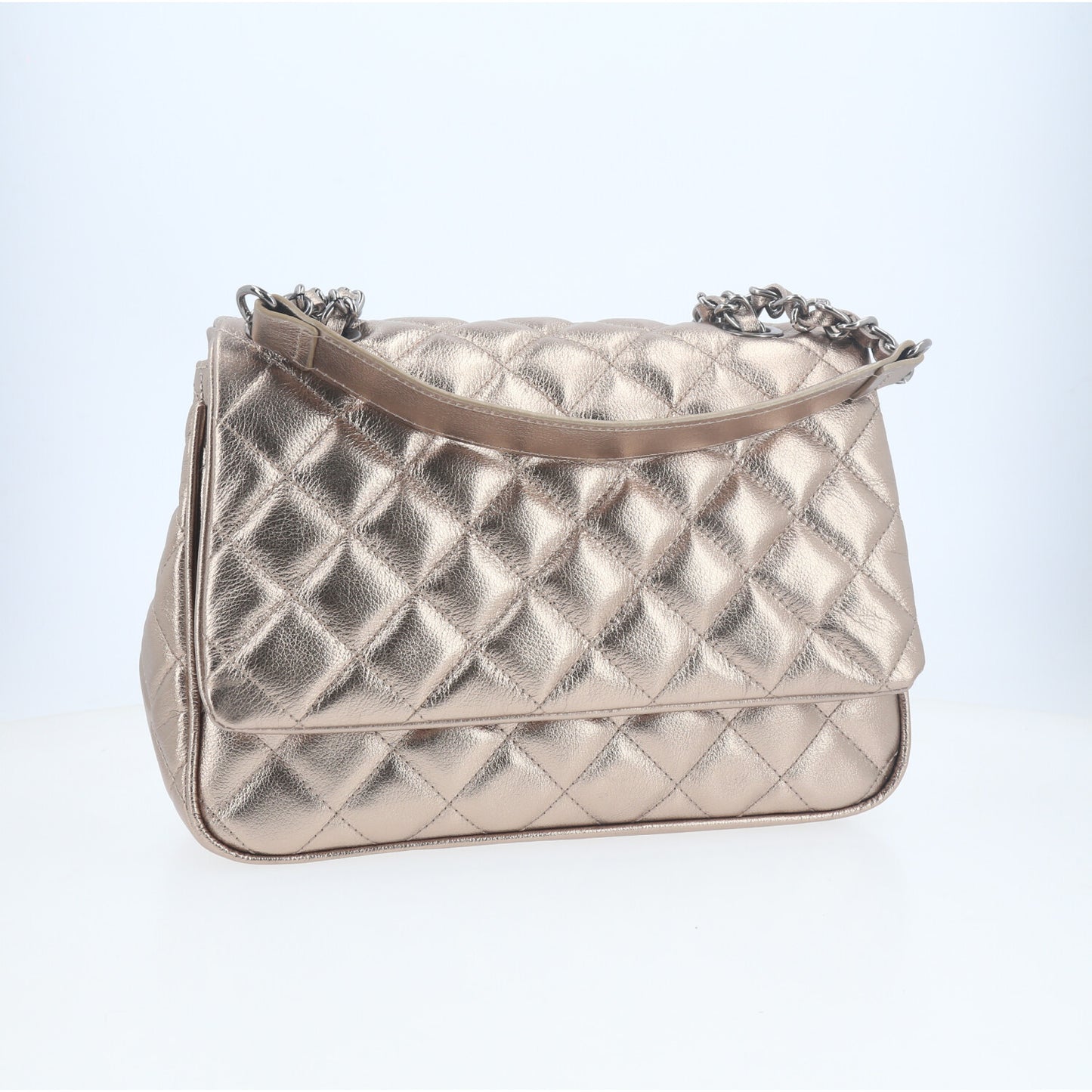 Bolsa de Couro Metalizado com Design Matelassê  Prata velha