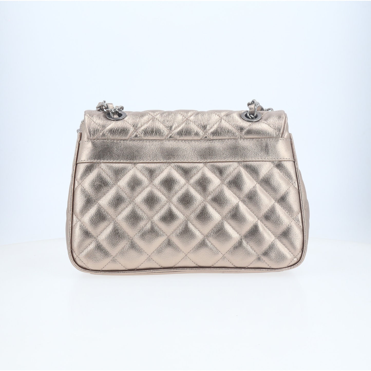 Bolsa de Couro Metalizado com Design Matelassê  Prata velha