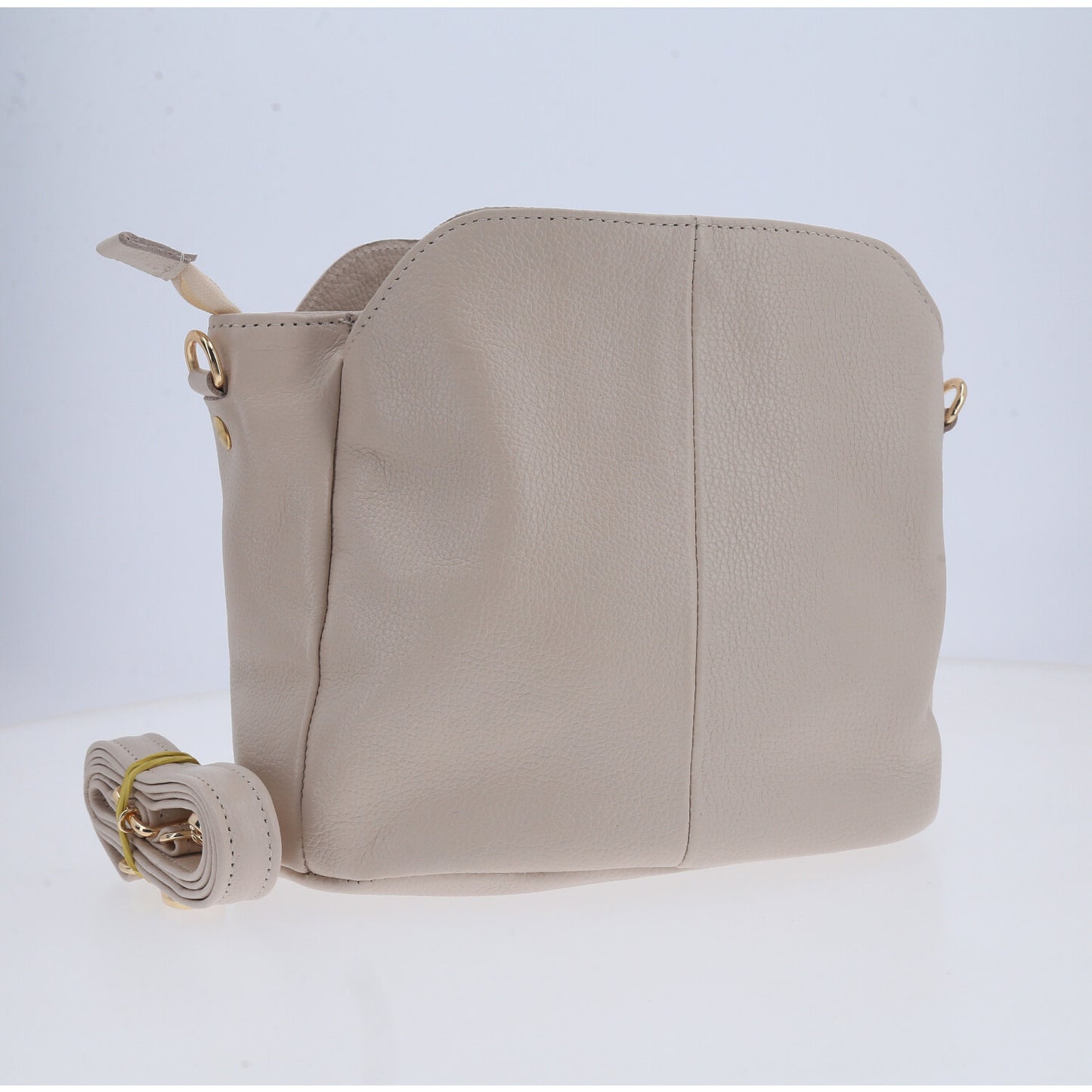 Bolsa Hobo em Couro com Alça Dupla Removível Marfim