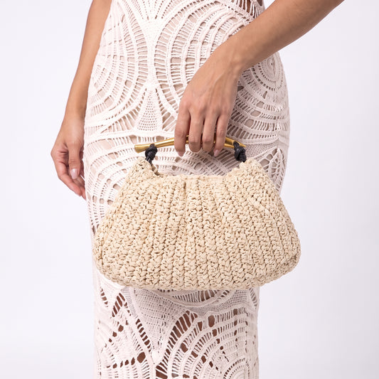 Bolsa de Ráfia Feminina – Modelo com Alça Dourada Rígida Marfim