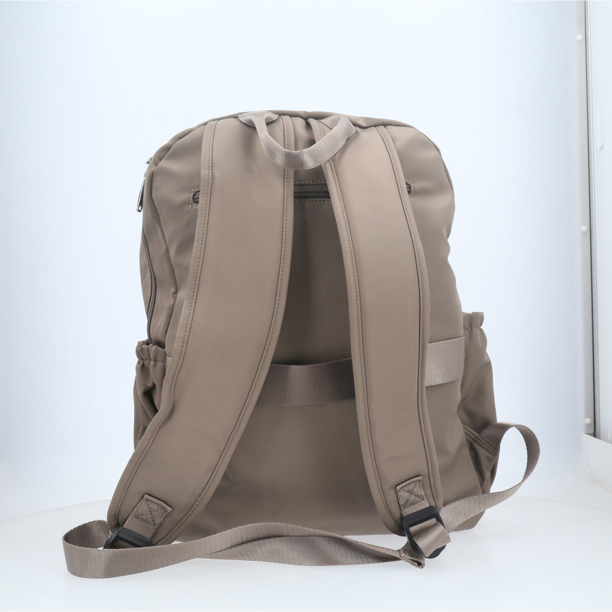Mochila em Nylon Reforçado com Chaveiro Caqui
