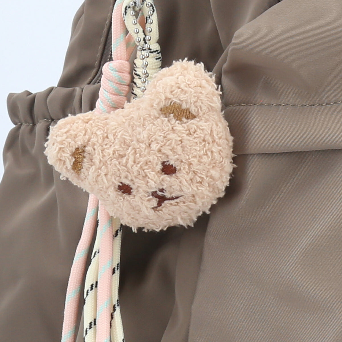 Mochila em Nylon Reforçado com Chaveiro Caqui