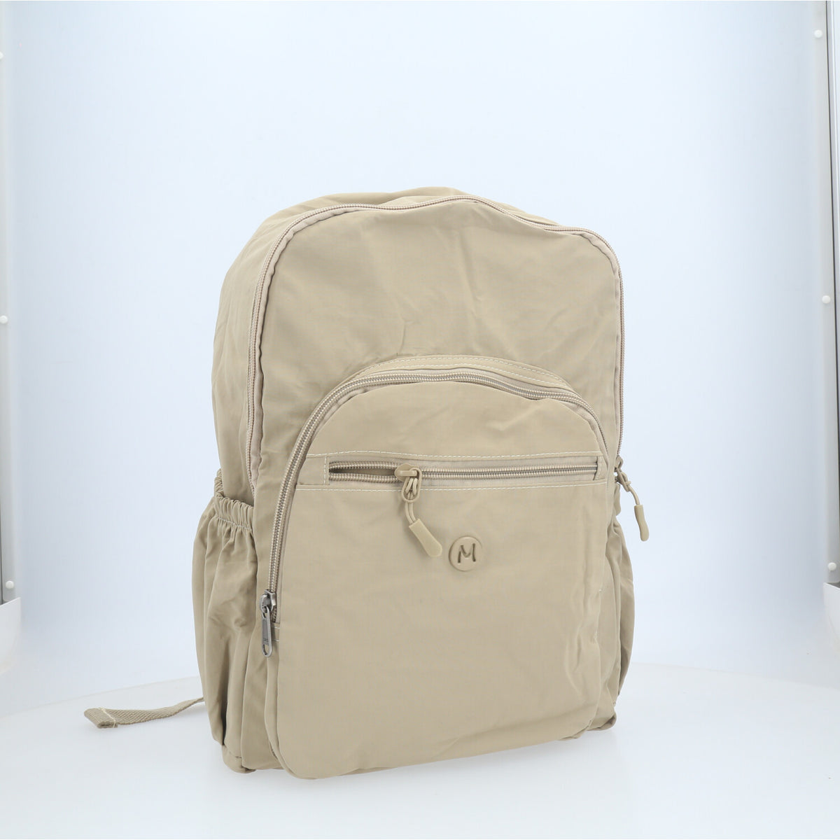 Mochila em Nylon Crinkle com Bolsos Frontal Bege