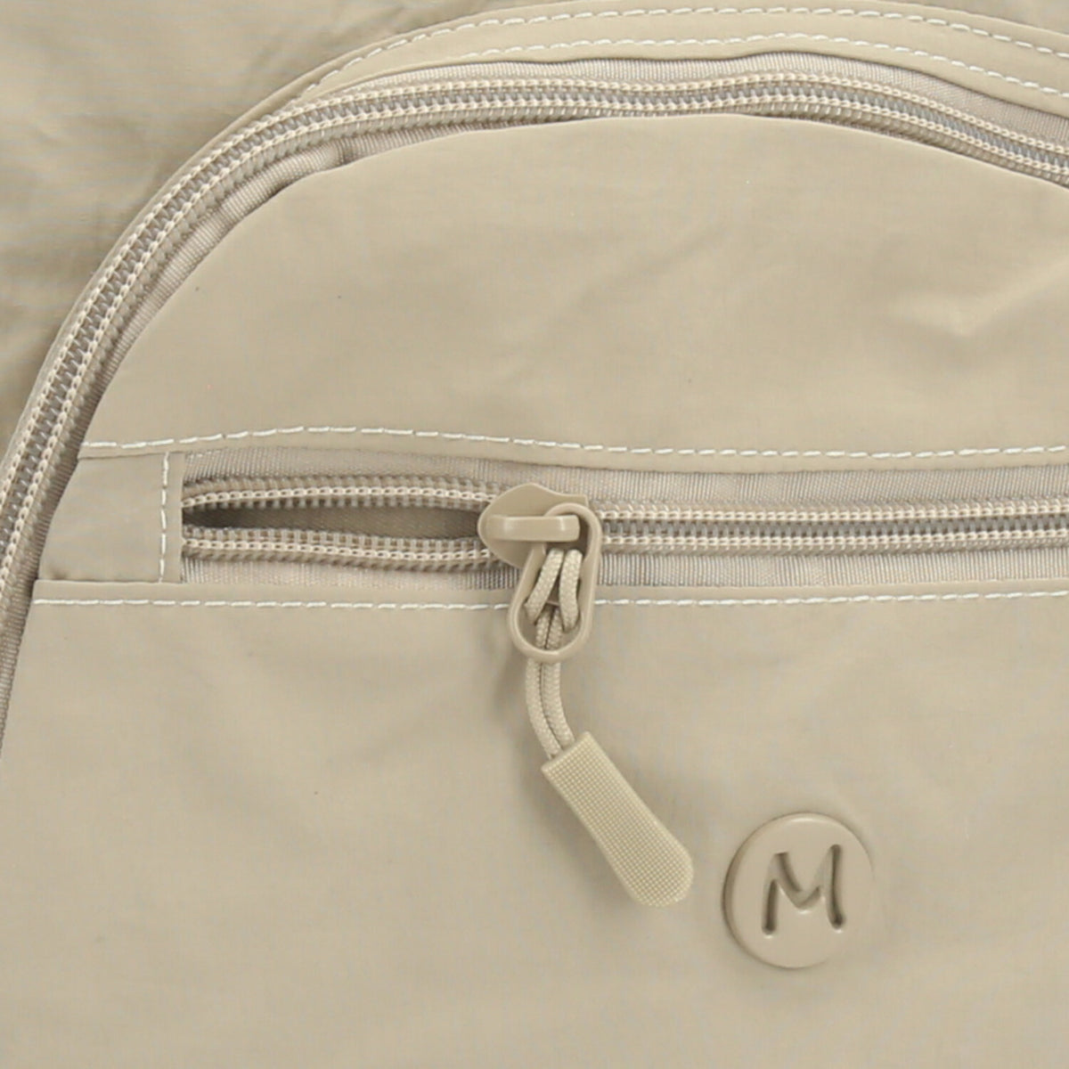 Mochila em Nylon Crinkle com Bolsos Frontal Bege