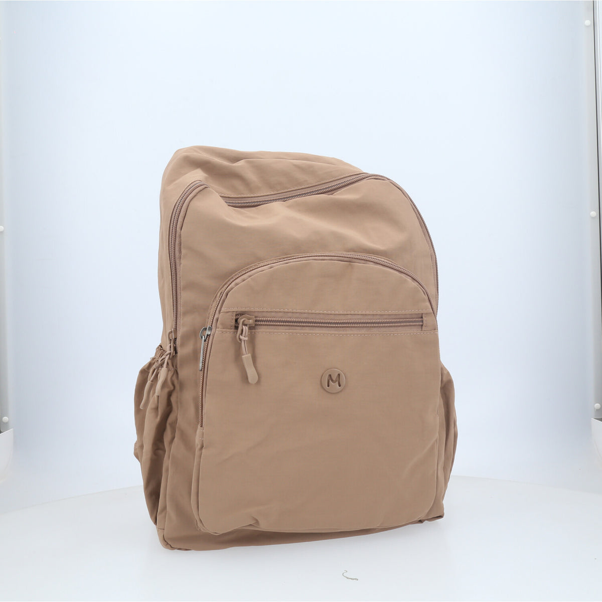 Mochila em Nylon Crinkle com Bolsos Frontal Bege escuro