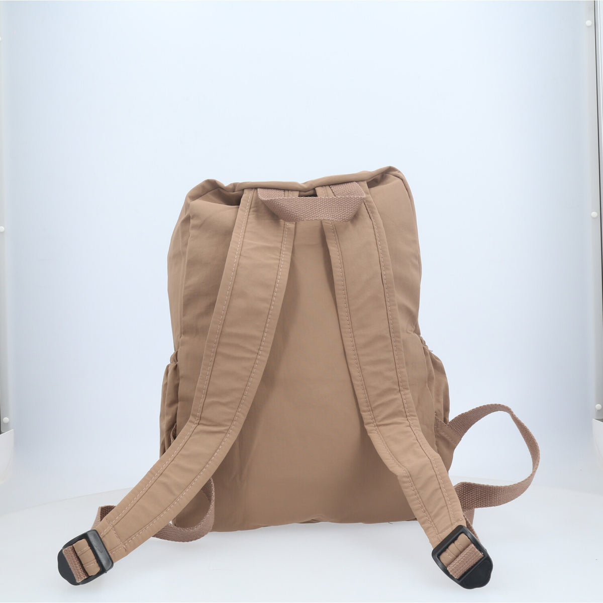 Mochila em Nylon Crinkle com Bolsos Frontal Bege escuro