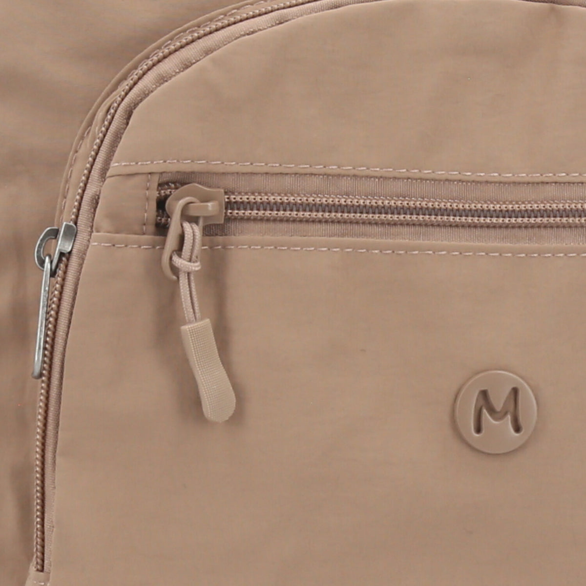 Mochila em Nylon Crinkle com Bolsos Frontal Bege escuro
