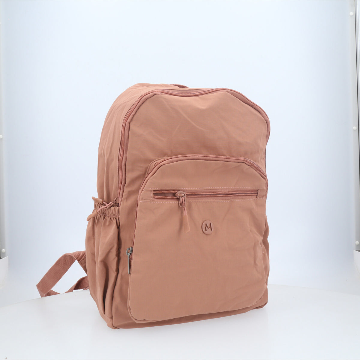 Mochila em Nylon Crinkle com Bolsos Frontal Caramelo