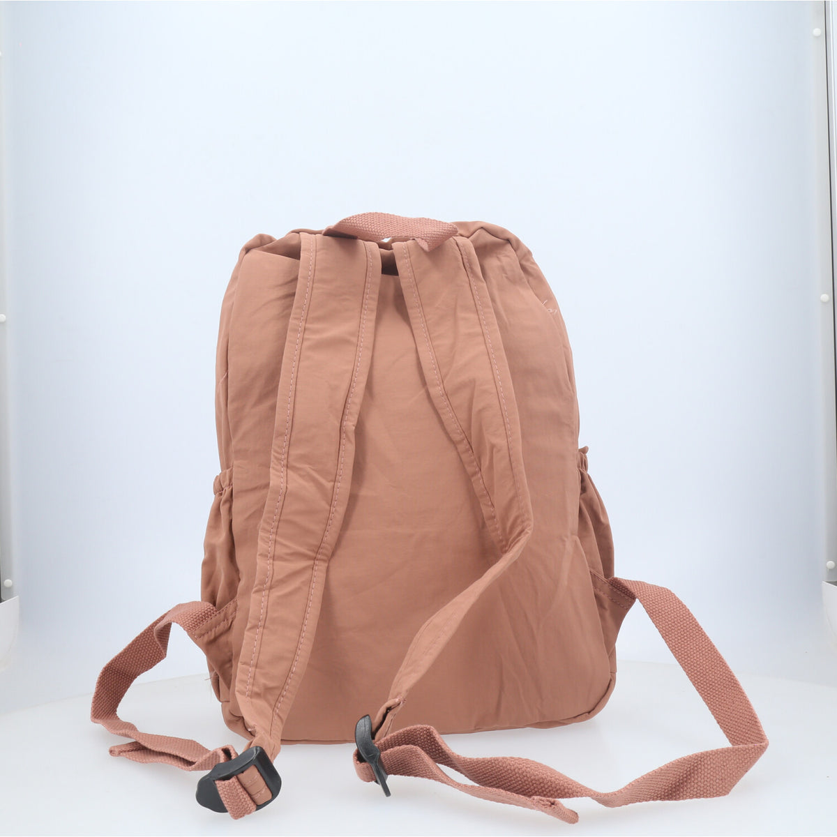 Mochila em Nylon Crinkle com Bolsos Frontal Caramelo