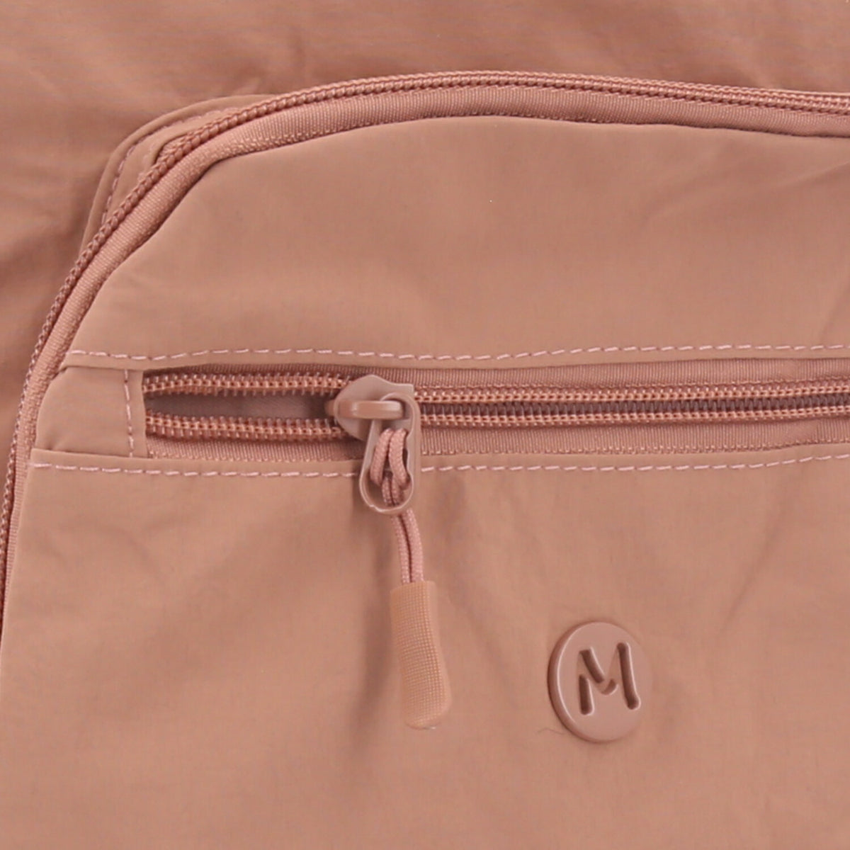 Mochila em Nylon Crinkle com Bolsos Frontal Caramelo
