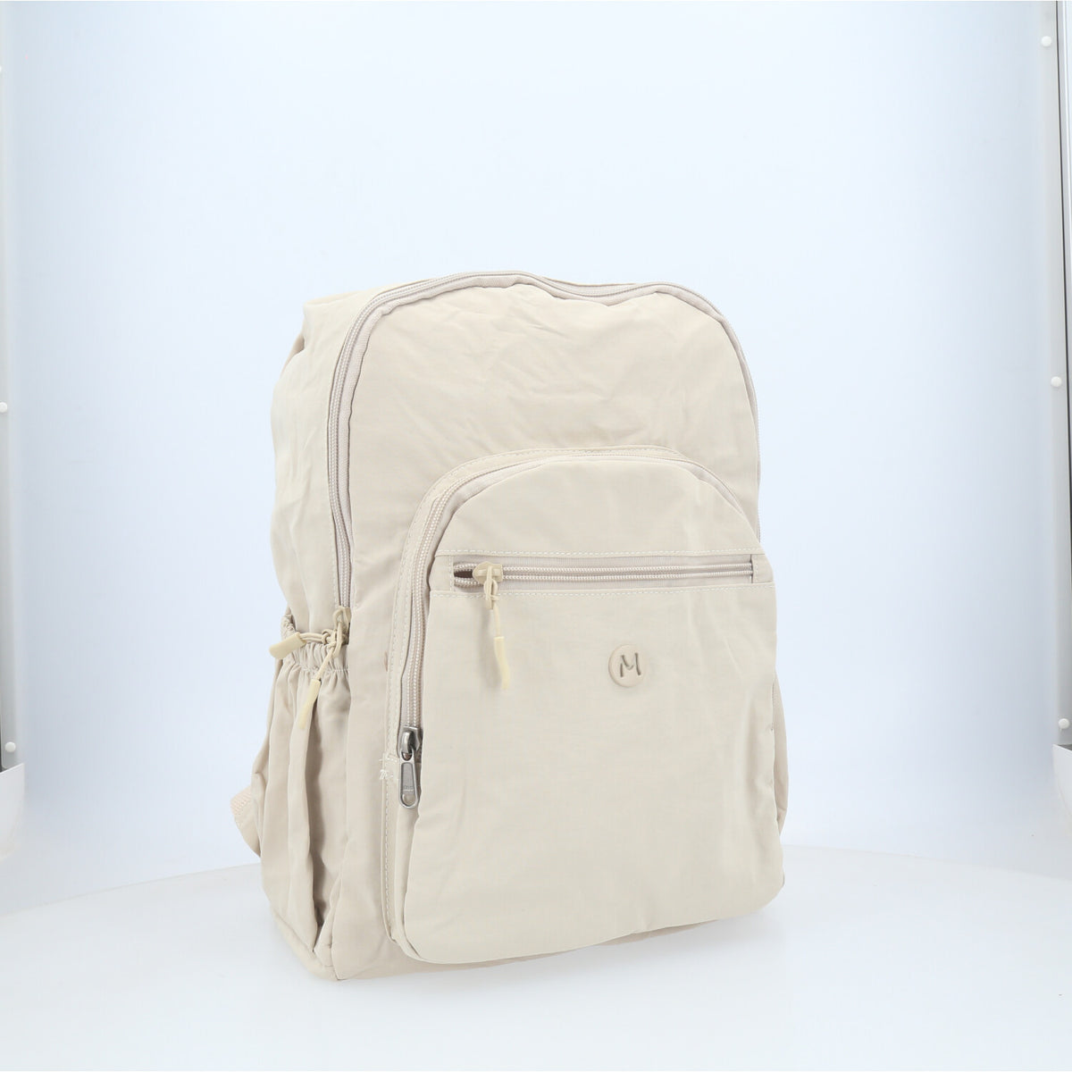 Mochila em Nylon Crinkle com Bolsos Frontal Marfim