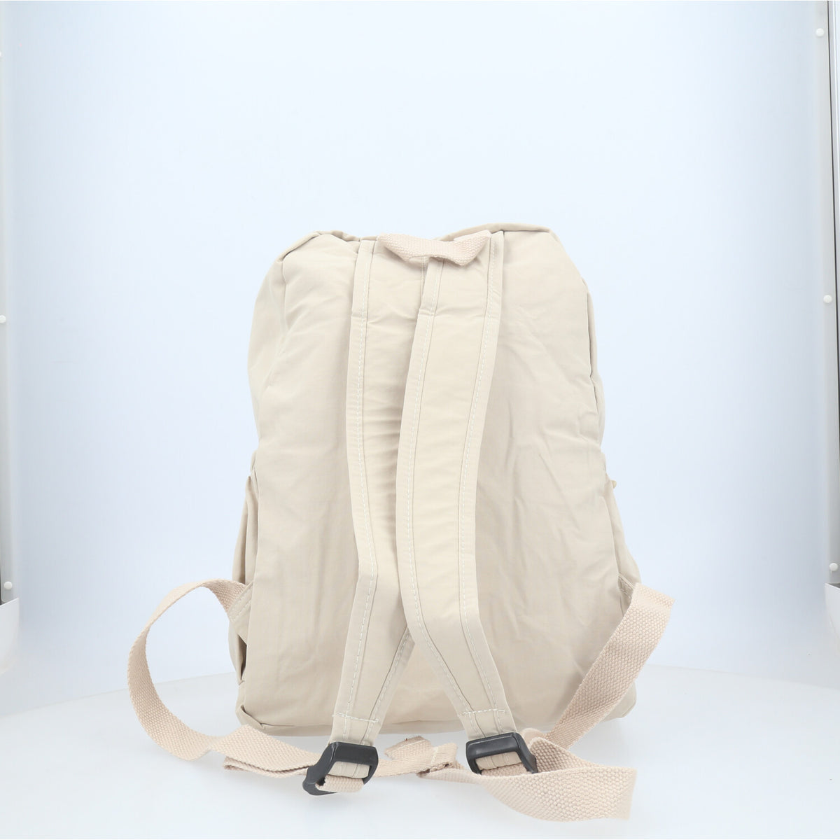 Mochila em Nylon Crinkle com Bolsos Frontal Marfim