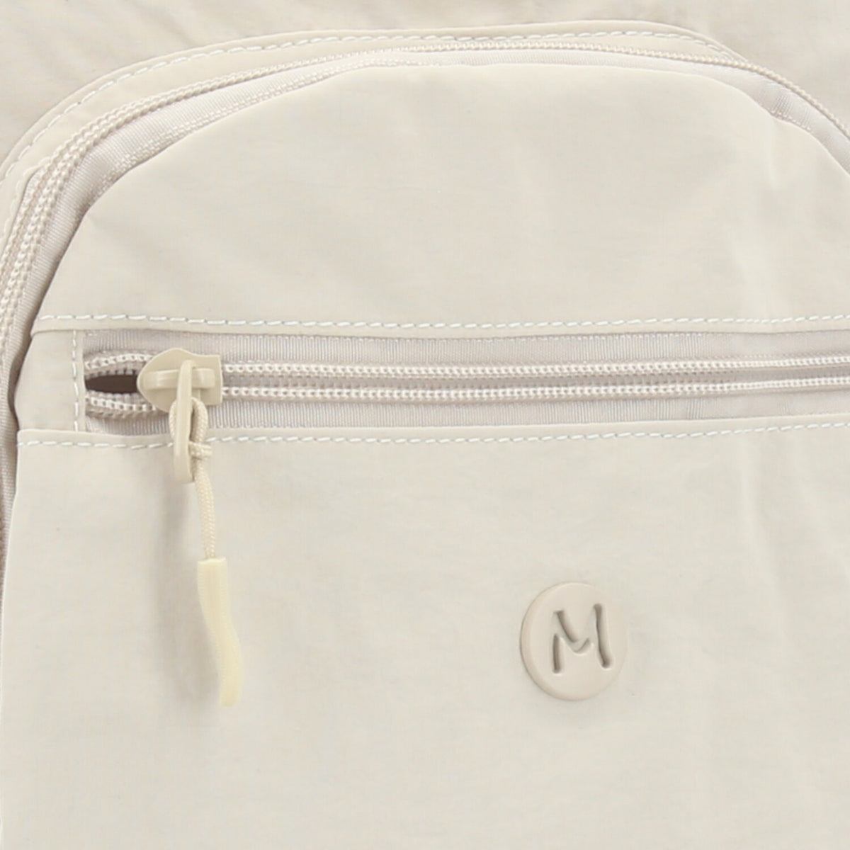Mochila em Nylon Crinkle com Bolsos Frontal Marfim