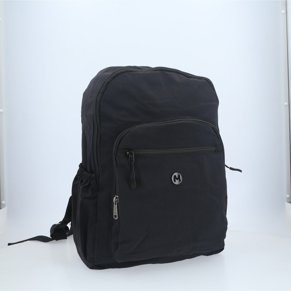 Mochila em Nylon Crinkle com Bolsos Frontal Preto