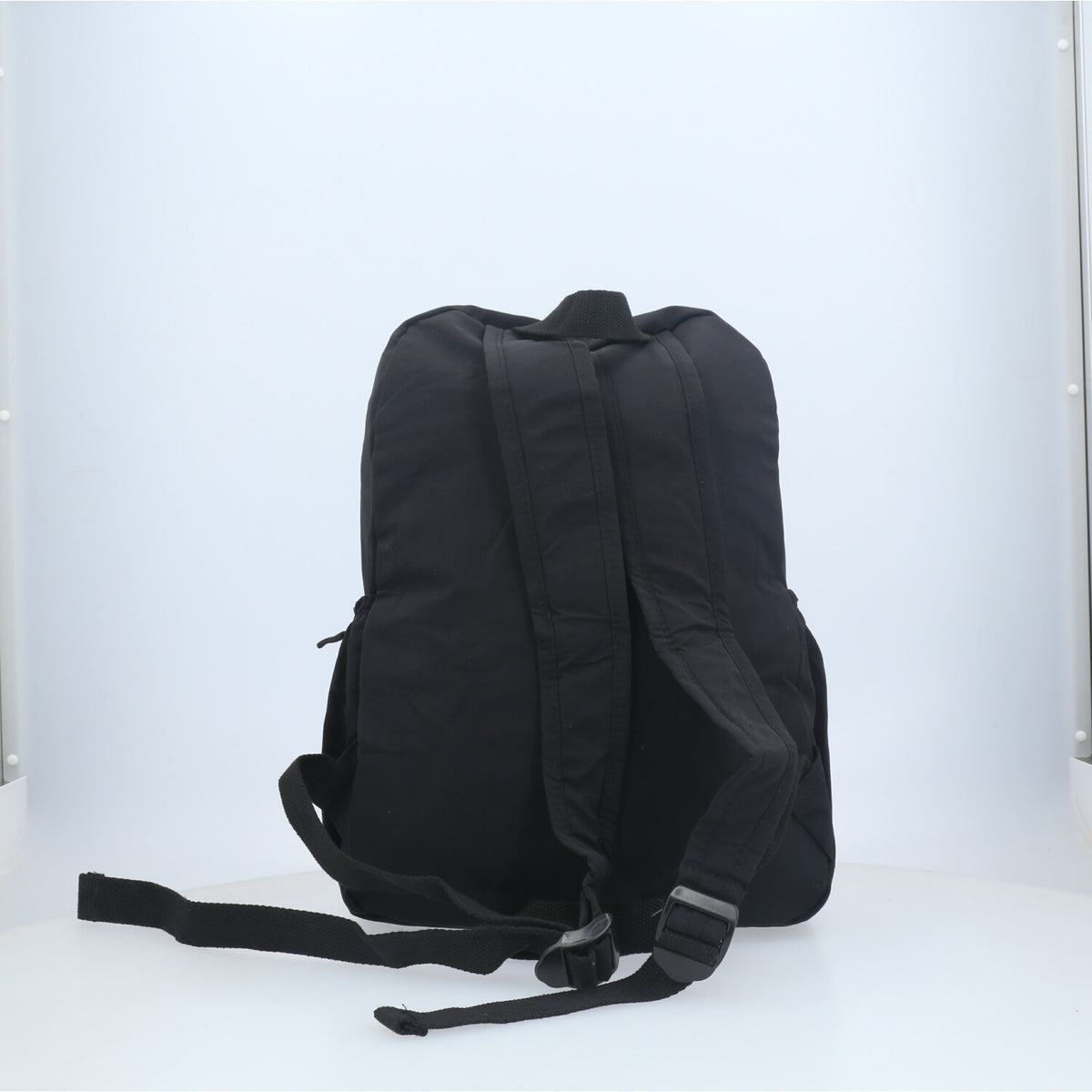 Mochila em Nylon Crinkle com Bolsos Frontal Preto