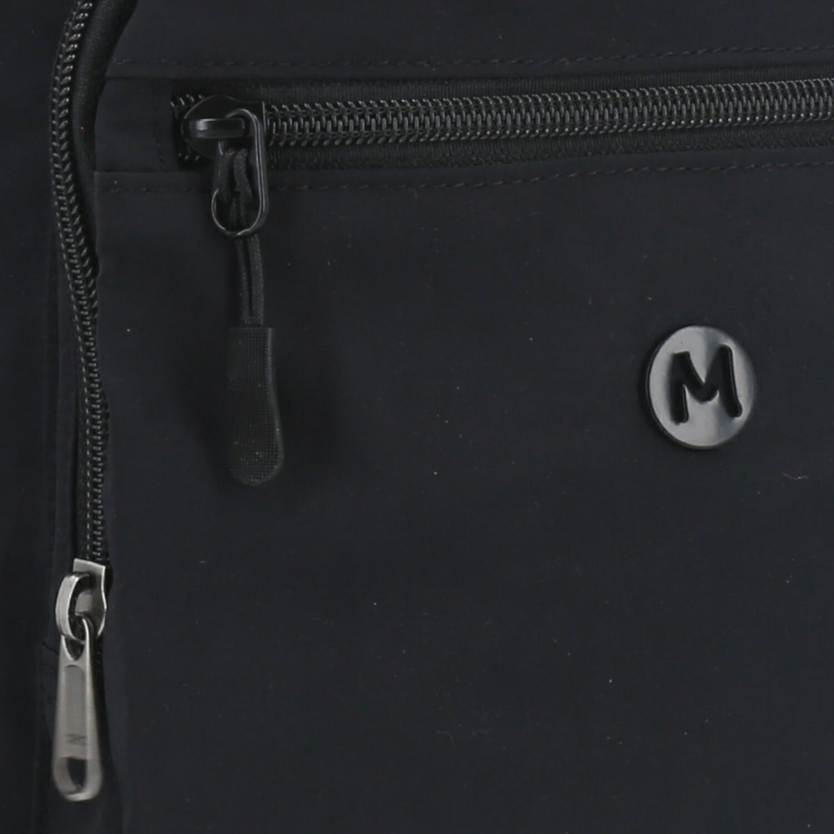 Mochila em Nylon Crinkle com Bolsos Frontal Preto