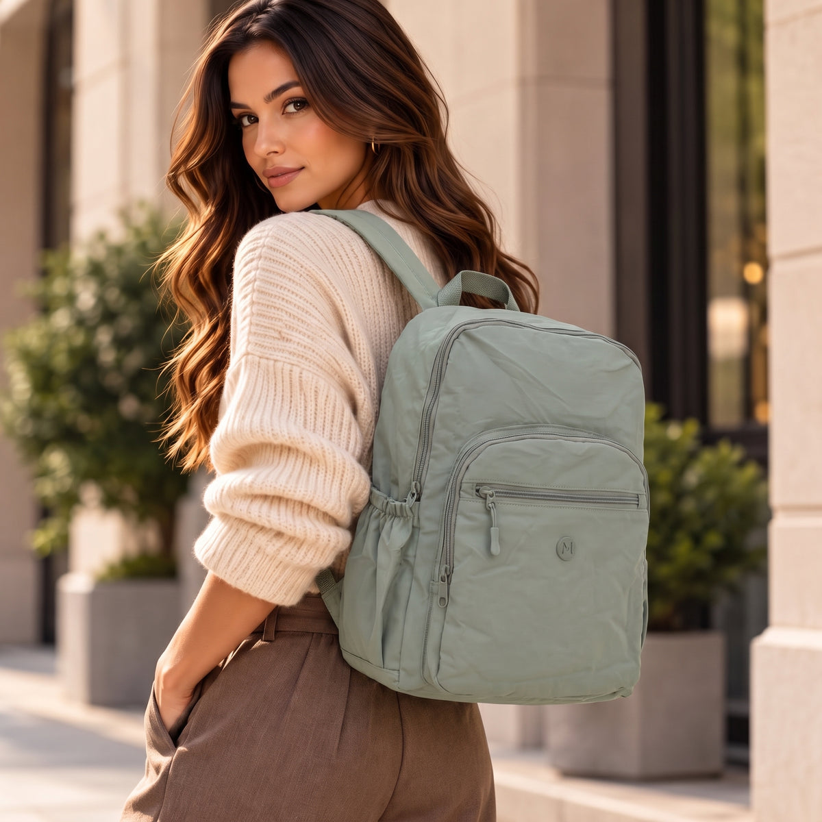 Mochila em Nylon Crinkle com Bolsos Frontal Verde claro